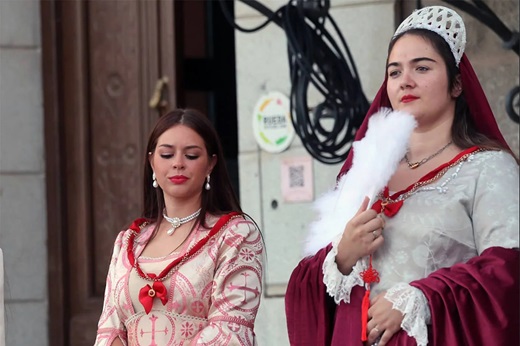 Se presentaba como una novedad este año, y no ha dejado indiferente a nadie. En la tarde de este viernes, Medina del Campo volvía a ser testigo de una nueva recreación histórica enmarcada en la Feria de Imperiales y Comuneros que ha colmado de ... historia y tradición el centro neurálgico de la localidad.